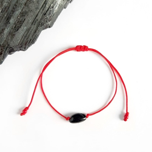 WishYouLuck czarny turmalin mała bryłka bransoletka szczęścia na czerwonym sznurku