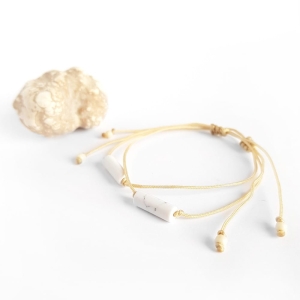 Bransoletka howlit patyczek na beżowym sznurku White stick