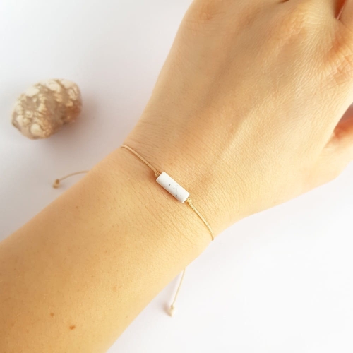 Bransoletka biały magnezyt patyczek na beżowym sznurku White stick