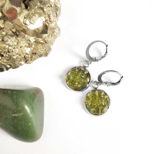 Kolczyki wiszące peridot w żywicy stal chirurgiczna Sparkles olivine