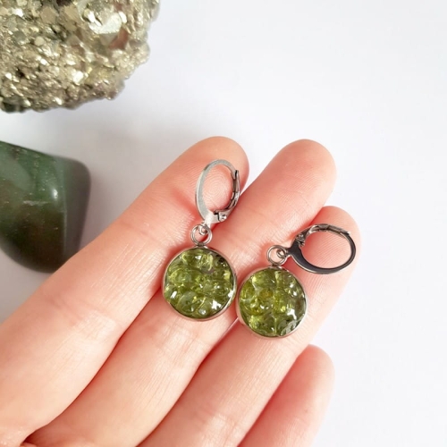Kolczyki wiszące peridot w żywicy stal chirurgiczna Sparkles olivine