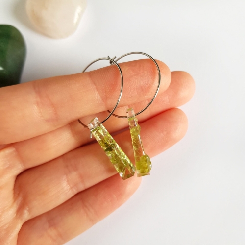Kolczyki wiszące peridot patyczki na srebrnych kółeczkach stal chirurgiczna Sparkles olivine