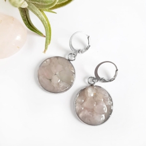 Kolczyki wiszące kwarc różowy w żywicy stal chirurgiczna Sparkles rosequartz