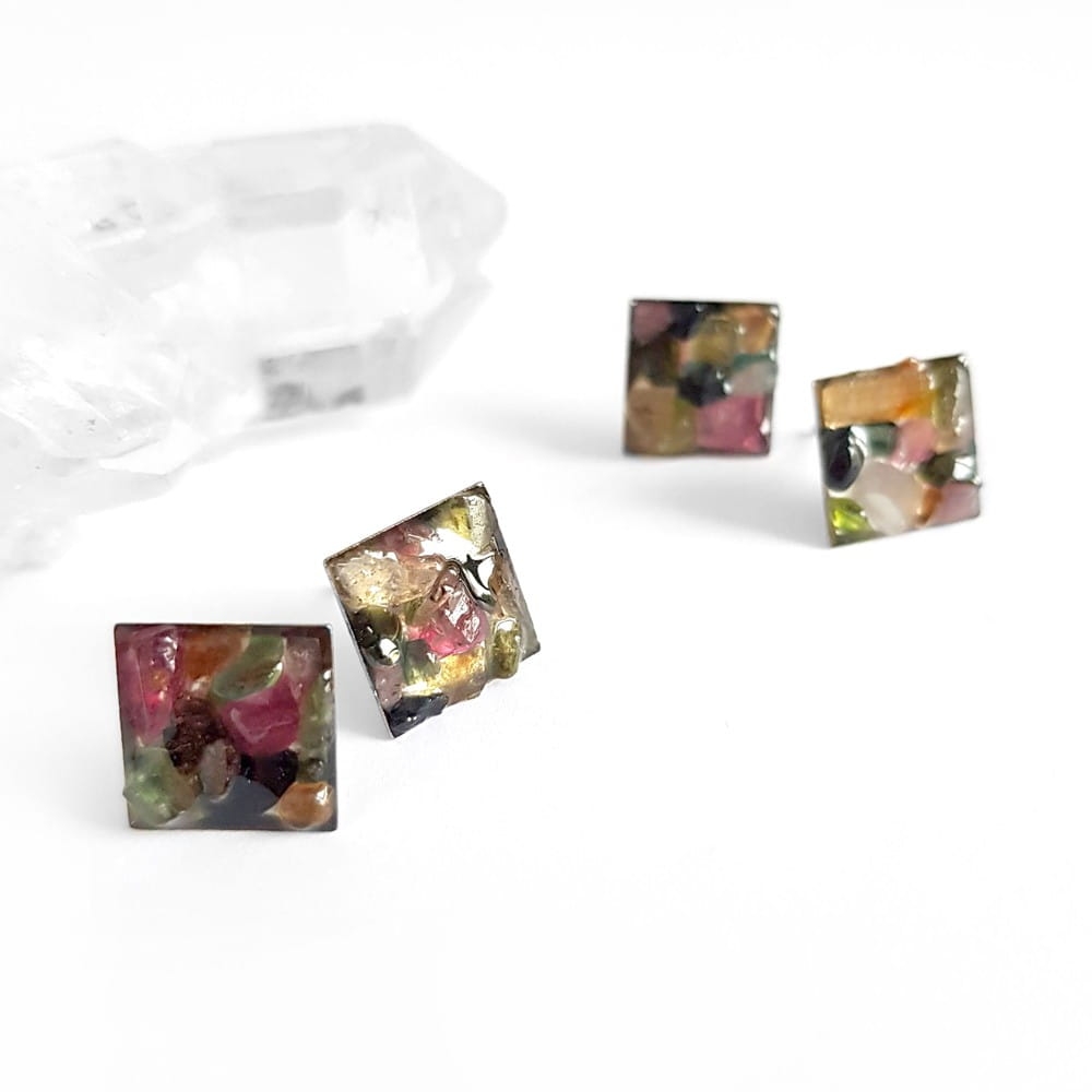 Kolczyki sztyfty kwadraty turmalin w żywicy stal chirurgiczna Sparkles tourmaline