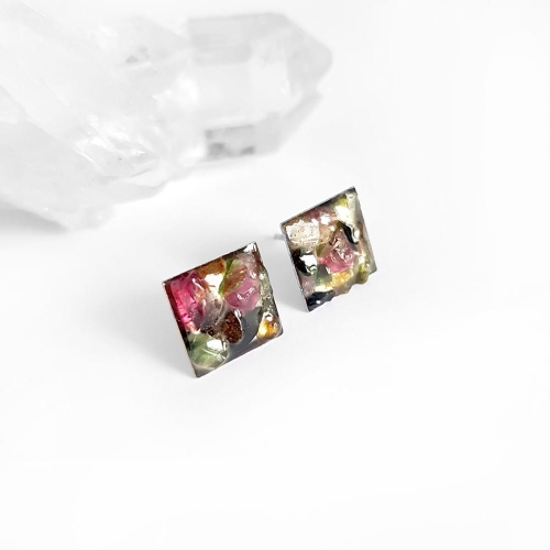 Kolczyki sztyfty kwadraty turmalin w żywicy stal chirurgiczna Sparkles tourmaline