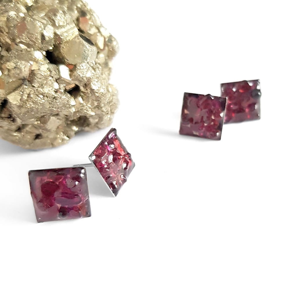 Kolczyki sztyfty kwadraty granat w żywicy stal chirurgiczna Sparkles garnet