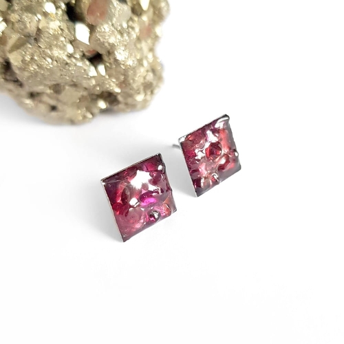 Kolczyki sztyfty kwadraty granat w żywicy stal chirurgiczna Sparkles garnet