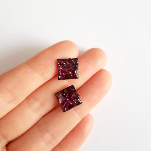 Kolczyki sztyfty kwadraty granat w żywicy stal chirurgiczna Sparkles garnet