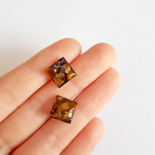 Kolczyki sztyfty kwadraty tygrysie oko w żywicy stal chirurgiczna Sparkles brown