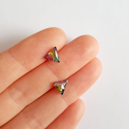 Kolczyki sztyfty trójkąty kolorowy turmalin w żywicy stal chirurgiczna Sparkles tourmaline