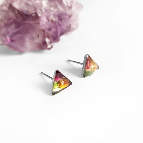 Kolczyki sztyfty trójkąty kolorowy turmalin w żywicy stal chirurgiczna Sparkles tourmaline