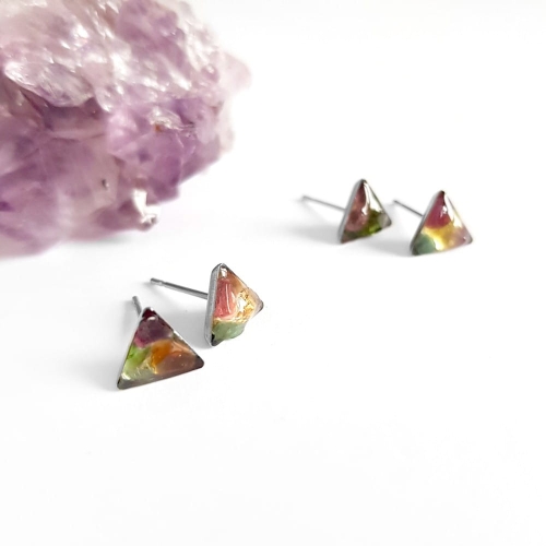 Kolczyki sztyfty trójkąty kolorowy turmalin w żywicy stal chirurgiczna Sparkles tourmaline