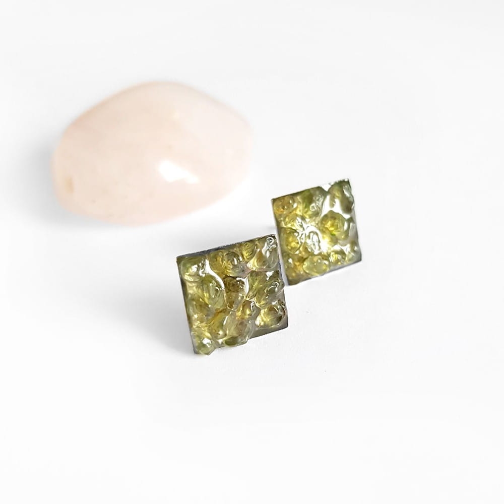 Kolczyki sztyfty kwadraty peridot w żywicy stal chirurgiczna Sparkles olivine