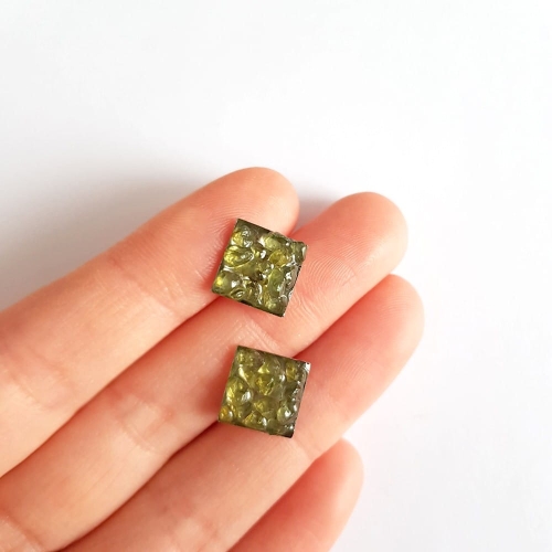 Kolczyki sztyfty kwadraty peridot w żywicy stal chirurgiczna Sparkles olivine