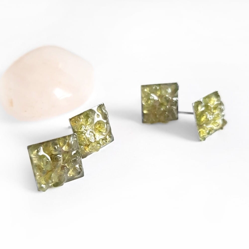 Kolczyki sztyfty kwadraty peridot w żywicy stal chirurgiczna Sparkles olivine