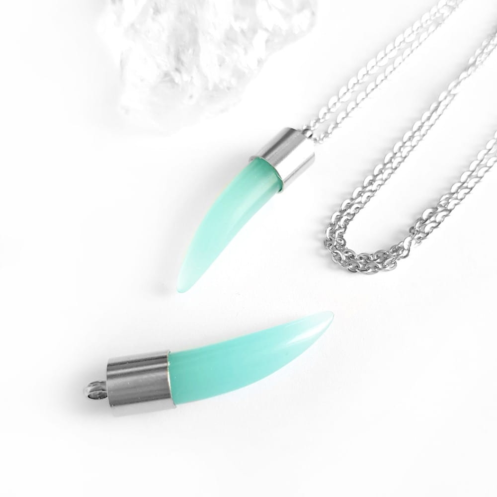 Naszyjnik niebieski kwarc kieł na srebrnym łańcuszku stal chirurgiczna