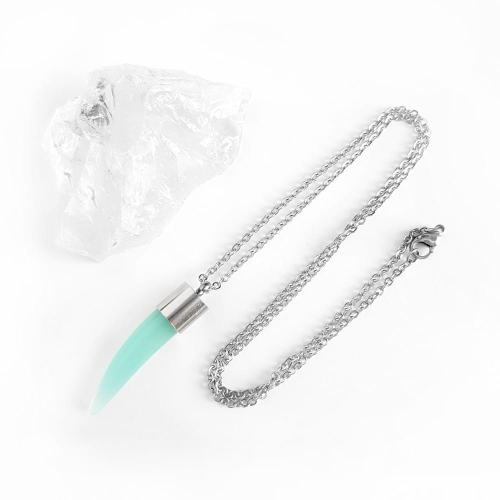 Naszyjnik niebieski kwarc kieł na srebrnym łańcuszku stal chirurgiczna