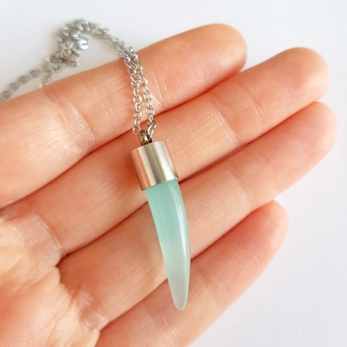 Naszyjnik niebieski kwarc kieł na srebrnym łańcuszku stal chirurgiczna