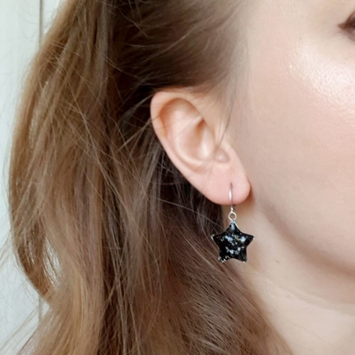 Kolczyki wiszące gwiazdki czarny turmalin w żywicy stal chirurgiczna Sparkles black