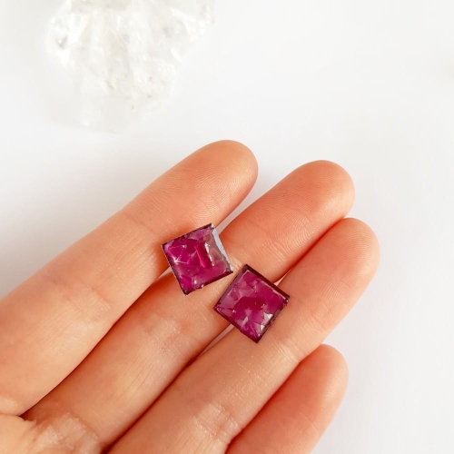 Kolczyki sztyfty kwadraty różowy turmalin w żywicy stal chirurgiczna Sparkles fuchsia