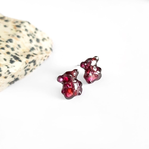 Kolczyki sztyfty misie granat w żywicy stal chirurgiczna Sparkles garnet