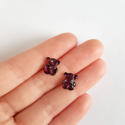 Kolczyki sztyfty misie granat w żywicy stal chirurgiczna Sparkles garnet