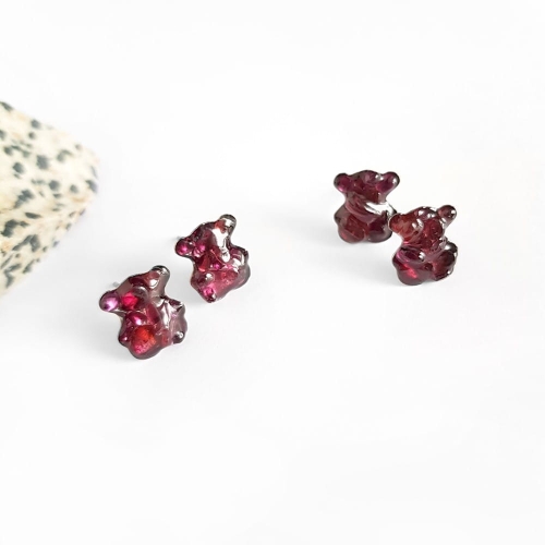 Kolczyki sztyfty misie granat w żywicy stal chirurgiczna Sparkles garnet