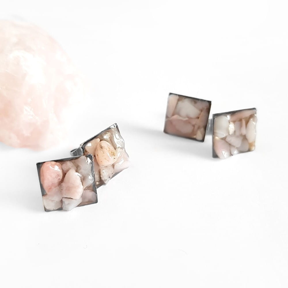 Kolczyki sztyfty kwadraty różowy opal peruwiański w żywicy stal chirurgiczna Sparkles pink