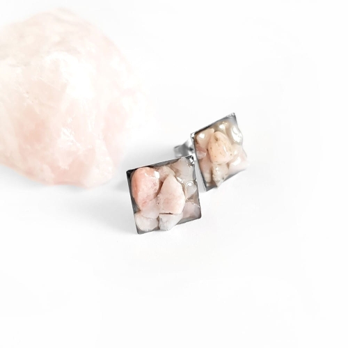 Kolczyki sztyfty kwadraty różowy opal peruwiański w żywicy stal chirurgiczna Sparkles pink