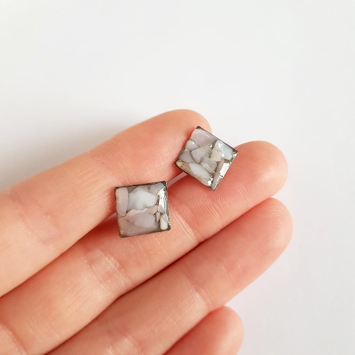 Kolczyki sztyfty kwadraty różowy opal peruwiański w żywicy stal chirurgiczna Sparkles pink