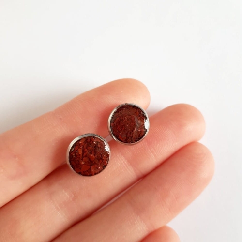 Kolczyki sztyfty czerwony jaspis w żywicy stal chirurgiczna Sparkles red