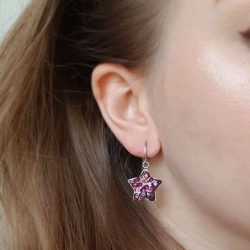Kolczyki wiszące gwiazdki granat w żywicy stal chirurgiczna Sparkles garnet