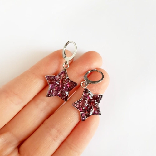 Kolczyki wiszące gwiazdki granat w żywicy stal chirurgiczna Sparkles garnet