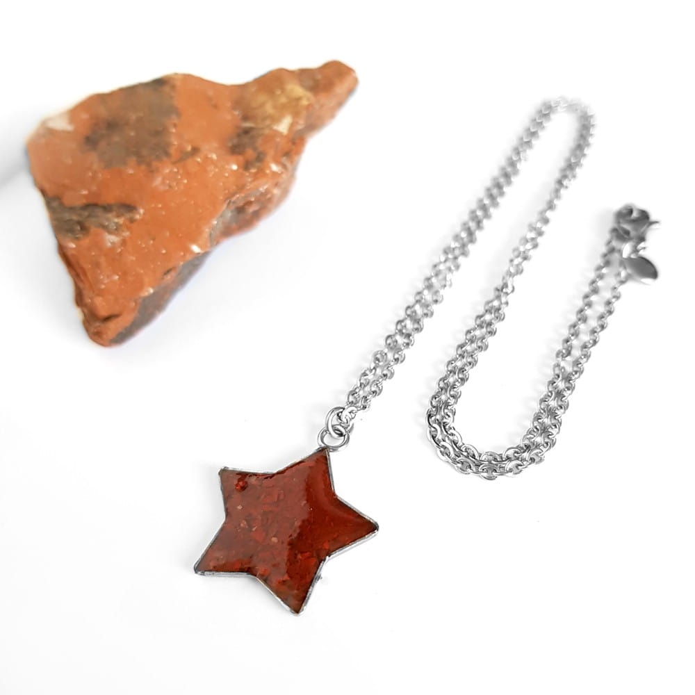 Naszyjnik czerwony jaspis gwiazdka na srebrnym łańcuszku stal chirurgiczna Sparkles red