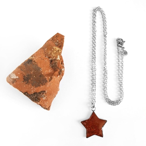 Naszyjnik czerwony jaspis gwiazdka na srebrnym łańcuszku stal chirurgiczna Sparkles red
