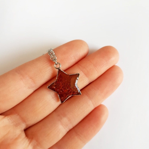 Naszyjnik czerwony jaspis gwiazdka na srebrnym łańcuszku stal chirurgiczna Sparkles red
