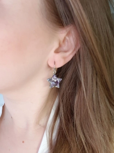 Kolczyki wiszące gwiazdki ametyst w żywicy stal chirurgiczna Sparkles amethyst