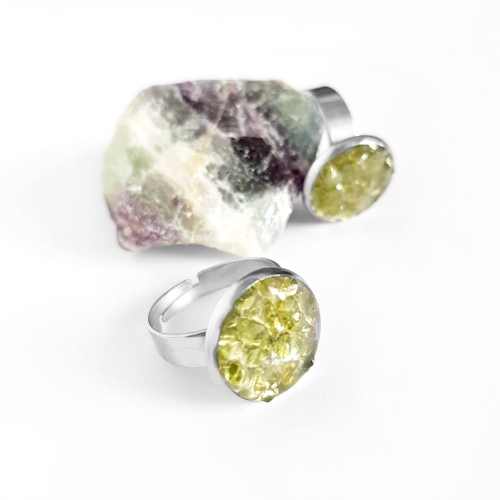 Pierścionek klasyczny peridot w żywicy Sparkles olivine