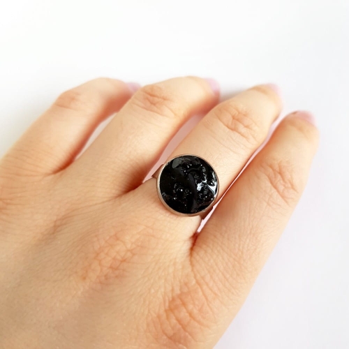 Pierścionek klasyczny czarny turmalin w żywicy Sparkles black
