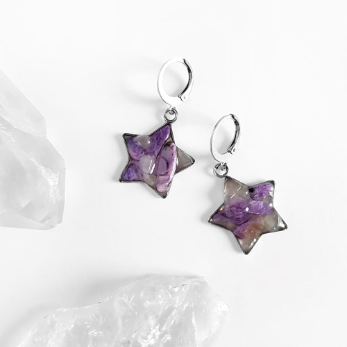 Kolczyki wiszące gwiazdki czaroit w żywicy stal chirurgiczna Sparkles  purple