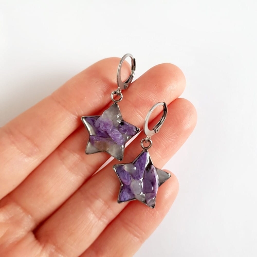 Kolczyki wiszące gwiazdki czaroit w żywicy stal chirurgiczna Sparkles  purple