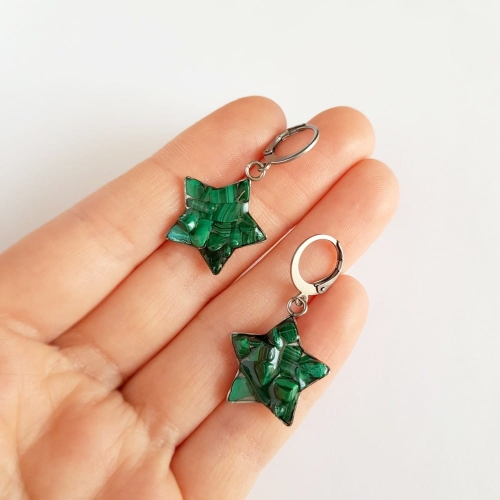Kolczyki wiszące gwiazdki malachit w żywicy stal chirurgiczna Sparkles malachite