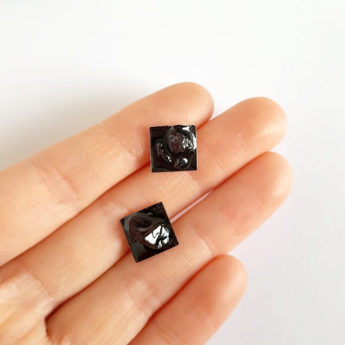 Kolczyki sztyfty kwadraty czarny turmalin w żywicy stal chirurgiczna Sparkles black