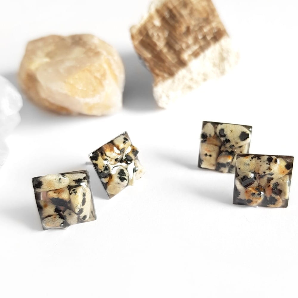 Kolczyki sztyfty kwadraty jaspis dalmatyńczyk w żywicy stal chirurgiczna Sparkles dalmatian