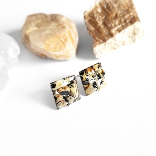 Kolczyki sztyfty kwadraty jaspis dalmatyńczyk w żywicy stal chirurgiczna Sparkles dalmatian