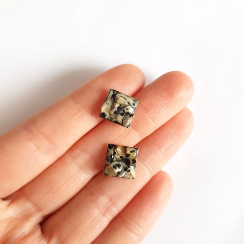 Kolczyki sztyfty kwadraty jaspis dalmatyńczyk w żywicy stal chirurgiczna Sparkles dalmatian