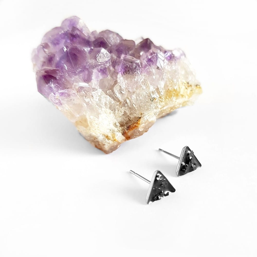 Kolczyki sztyfty trójkąty czarny turmalin w żywicy stal chirurgiczna Sparkles black