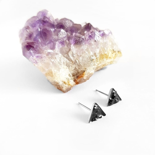 Kolczyki sztyfty trójkąty czarny turmalin w żywicy stal chirurgiczna Sparkles black