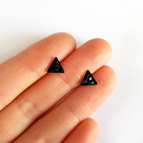 Kolczyki sztyfty trójkąty czarny turmalin w żywicy stal chirurgiczna Sparkles black