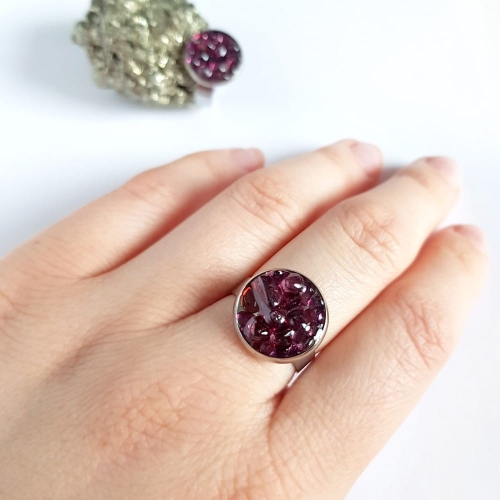 Pierścionek klasyczny granat w żywicy Sparkles garnet